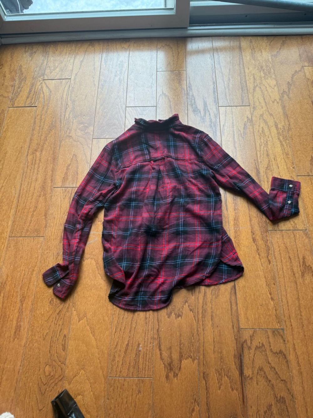 American Eagle Outfitters Red and Black Plaid Casual Button-Down